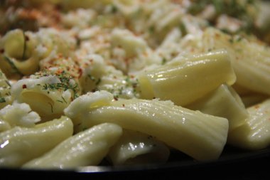 Servis tabağında lezzetli makarna.