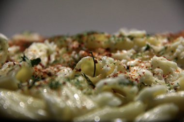 Servis tabağında lezzetli makarna.