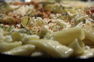 Servis tabağında lezzetli makarna.