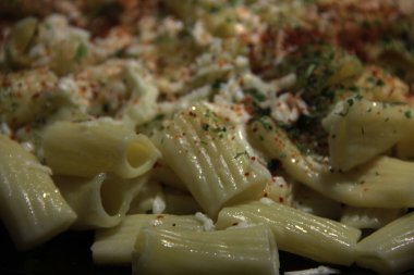 Servis tabağında lezzetli makarna.