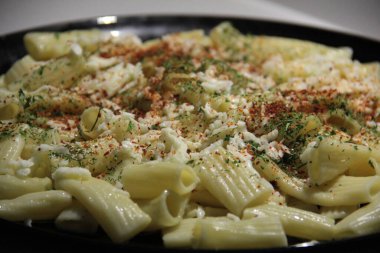 Servis tabağında lezzetli makarna.