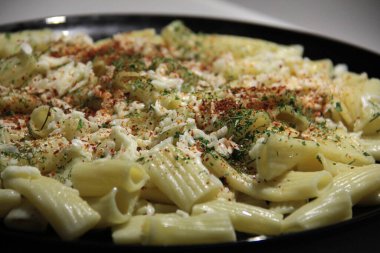 Servis tabağında lezzetli makarna.