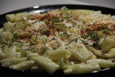 Servis tabağında lezzetli makarna.