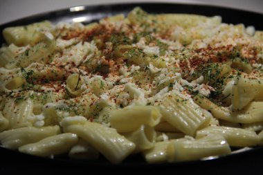 Servis tabağında lezzetli makarna.