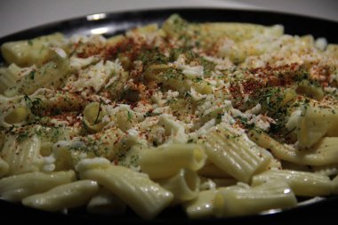 Servis tabağında lezzetli makarna.