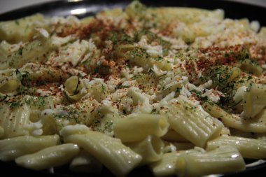 Servis tabağında lezzetli makarna.