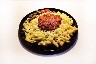 Servis tabağında lezzetli makarna.