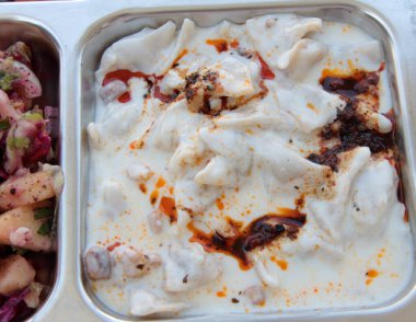 Servis tabağında lezzetli tereyağlı Türk mantısı.