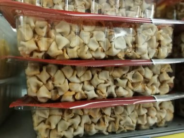 Servis tabağında lezzetli tereyağlı Türk mantısı.