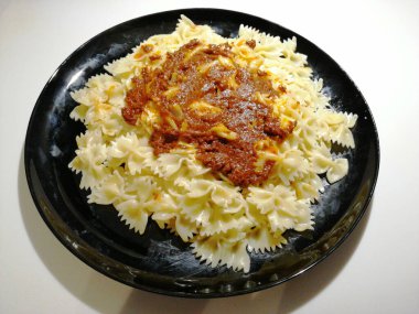 Servis tabağında lezzetli makarna.