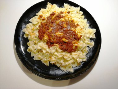 Servis tabağında lezzetli makarna.