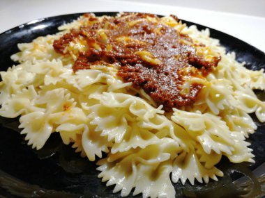 Servis tabağında lezzetli makarna.