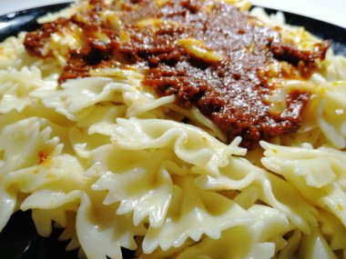 Servis tabağında lezzetli makarna.