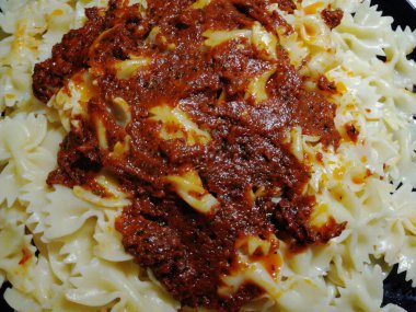 Servis tabağında lezzetli makarna.