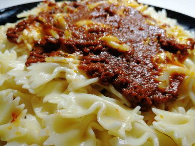 Servis tabağında lezzetli makarna.