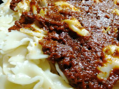 Servis tabağında lezzetli makarna.