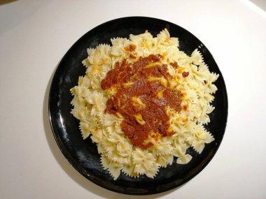 Servis tabağında lezzetli makarna.