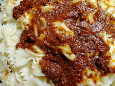 Servis tabağında lezzetli makarna.