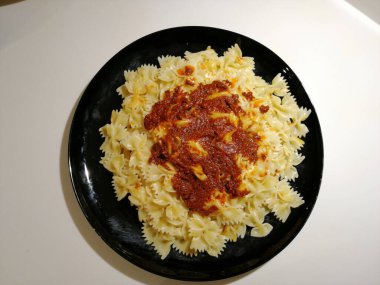 Servis tabağında lezzetli makarna.