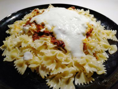 Servis tabağında lezzetli makarna.