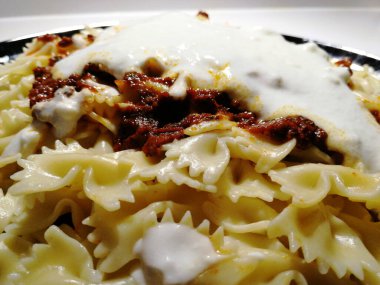 Servis tabağında lezzetli makarna.