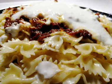 Servis tabağında lezzetli makarna.