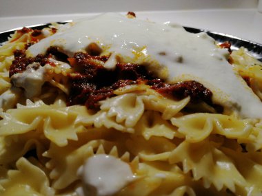 Servis tabağında lezzetli makarna.