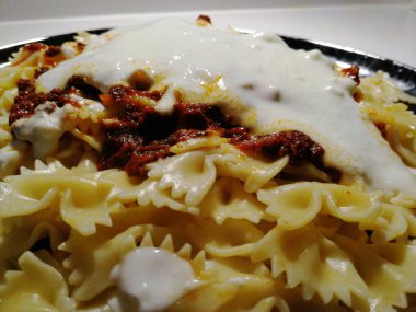 Servis tabağında lezzetli makarna.