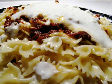 Servis tabağında lezzetli makarna.