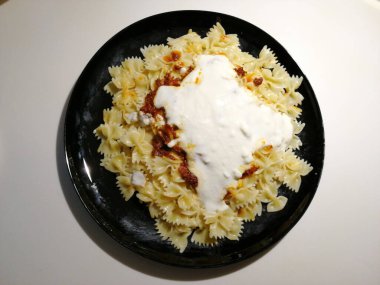 Servis tabağında lezzetli makarna.