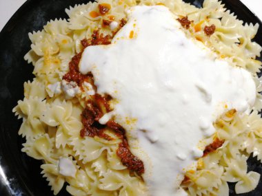 Servis tabağında lezzetli makarna.