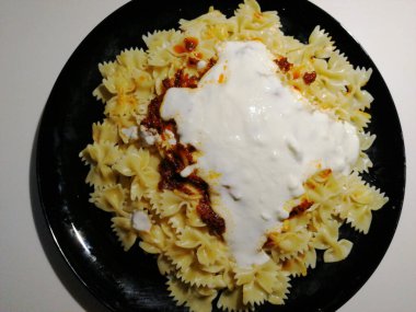 Servis tabağında lezzetli makarna.