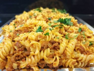 Servis tabağında lezzetli makarna.