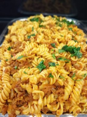 Servis tabağında lezzetli makarna.