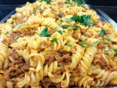 Servis tabağında lezzetli makarna.