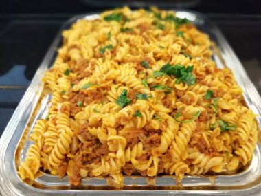 Servis tabağında lezzetli makarna.