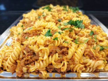 Servis tabağında lezzetli makarna.