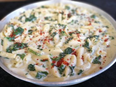 Servis tabağında lezzetli tereyağlı Türk mantısı.