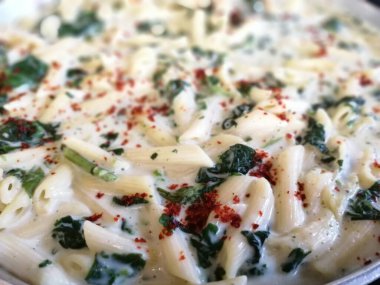 Servis tabağında lezzetli tereyağlı Türk mantısı.