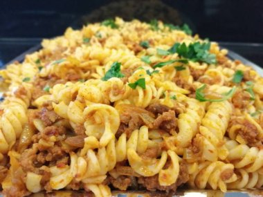 Servis tabağında lezzetli makarna.