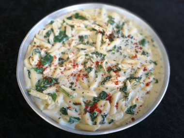 Servis tabağında lezzetli tereyağlı Türk mantısı.