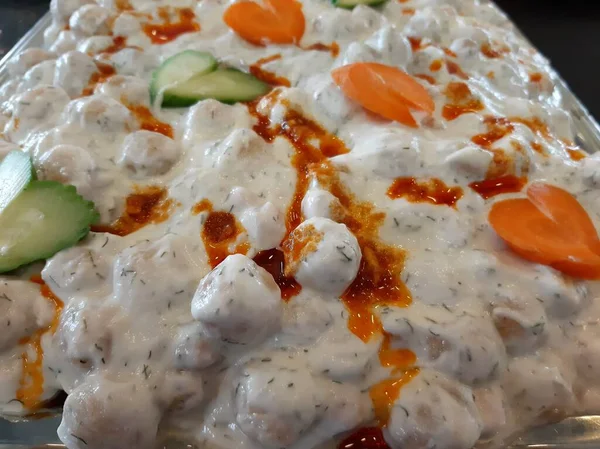 Servis tabağında lezzetli tereyağlı Türk mantısı.