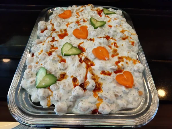 Servis tabağında lezzetli tereyağlı Türk mantısı.