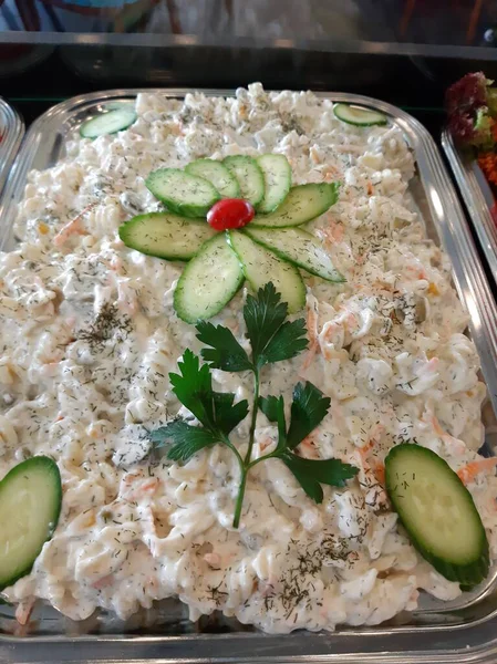 Servis tabağında lezzetli tereyağlı Türk mantısı.