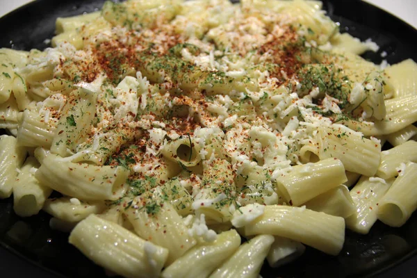 Servis tabağında lezzetli makarna.