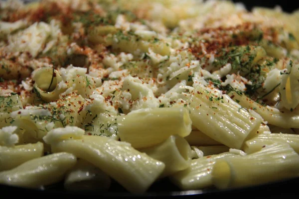 Servis tabağında lezzetli makarna.