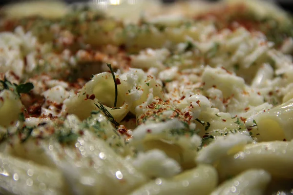 Servis tabağında lezzetli makarna.