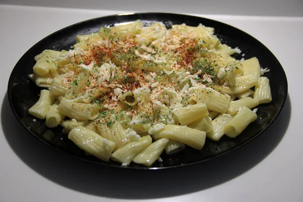 Servis tabağında lezzetli makarna.