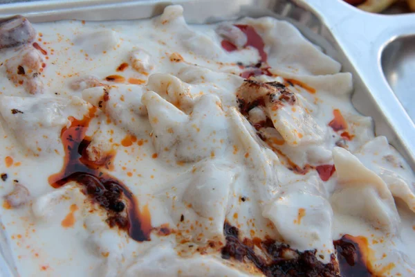 Servis tabağında lezzetli tereyağlı Türk mantısı.