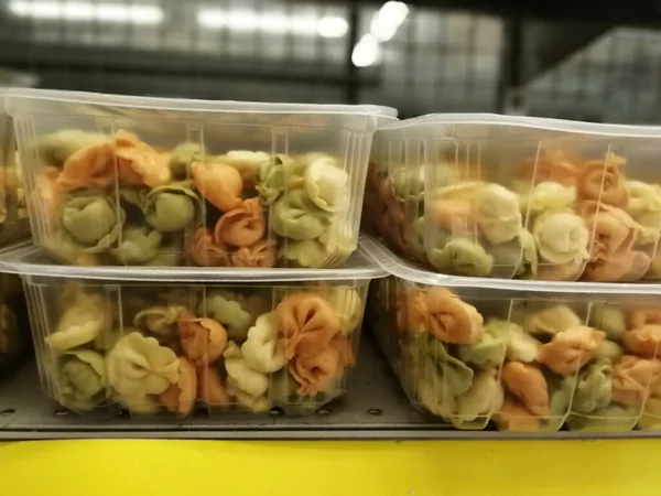 Servis tabağında lezzetli tereyağlı Türk mantısı.